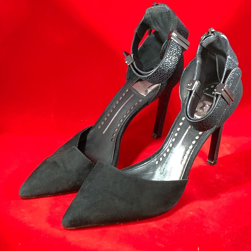 Dolce vita black pointed toe pumps.